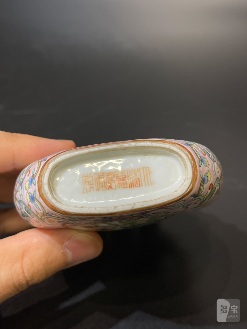 清嘉庆 宫粉地洋彩缠枝莲开光花卉纹三管小扁瓶 - 图14